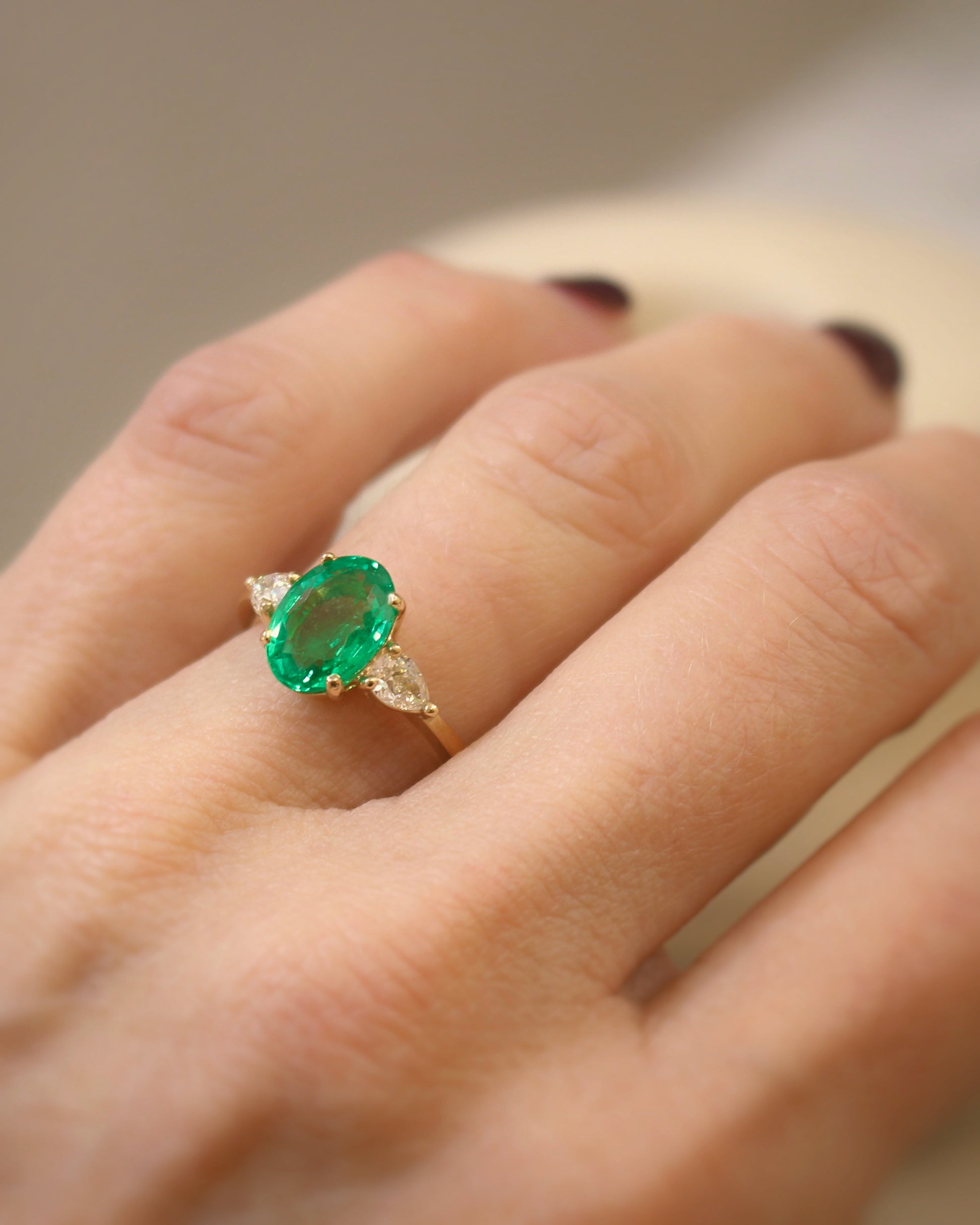 bague émeraude et diamants taille poire -monture en or jaune - bague de fiançailles