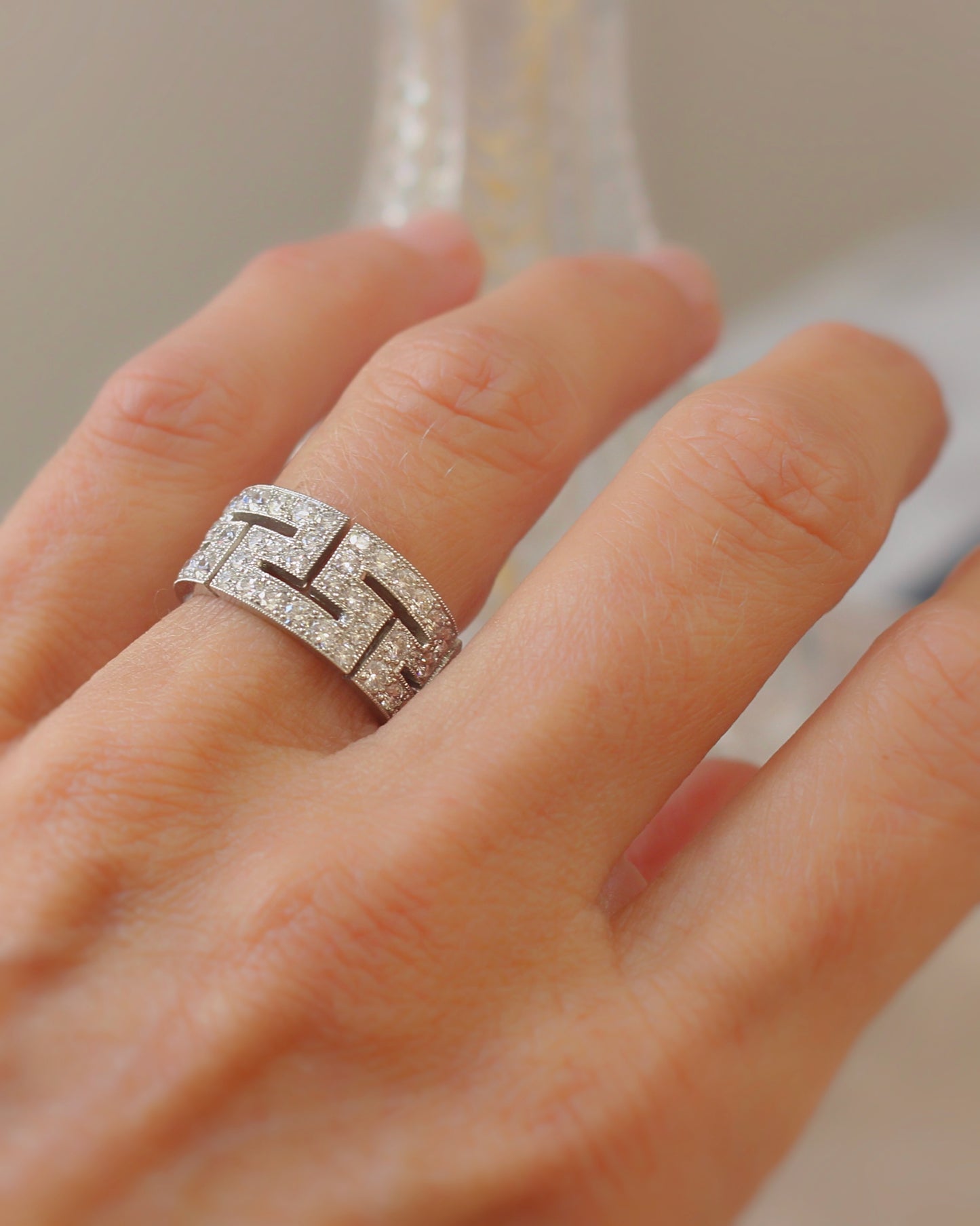 bague en platine et diamants - dessin style Art Déco - lignes géométriques