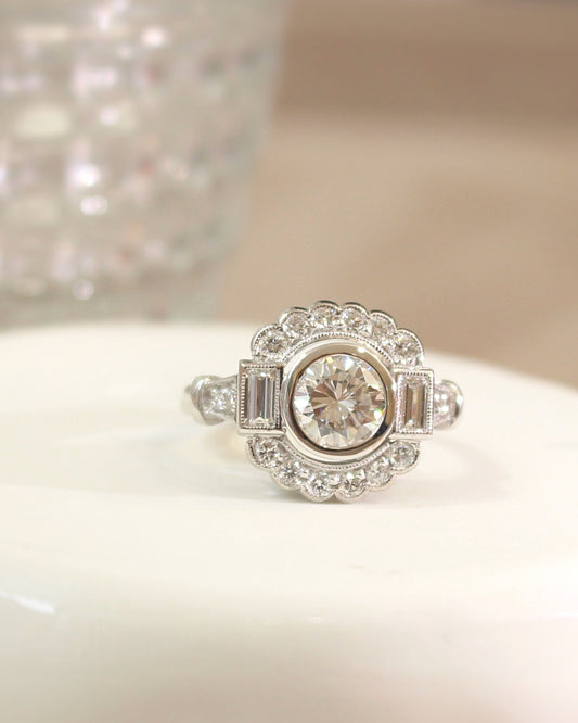 bague esprit art Déco avec diamant central de plus d'un carat - épaulage diamants baguette- monture en or blanc 18K