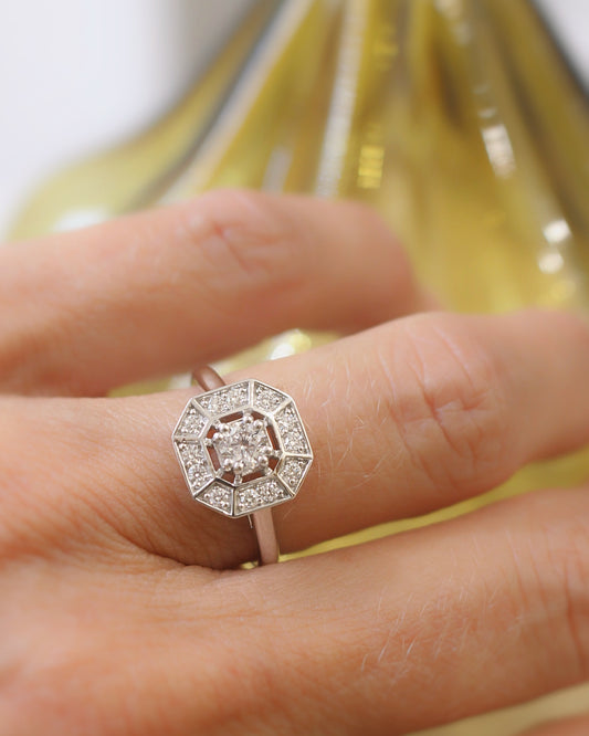 bague esprit art Déco-forme carrée à pans coupés- diamants sur or blanc