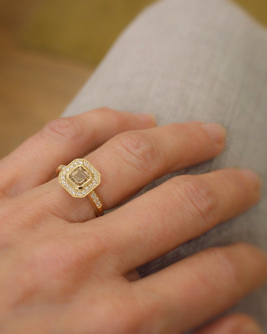 bague esprit Art Déco ornée d'un diamant brun taille Assher et d'un entourage de diamants-monture en or jaune