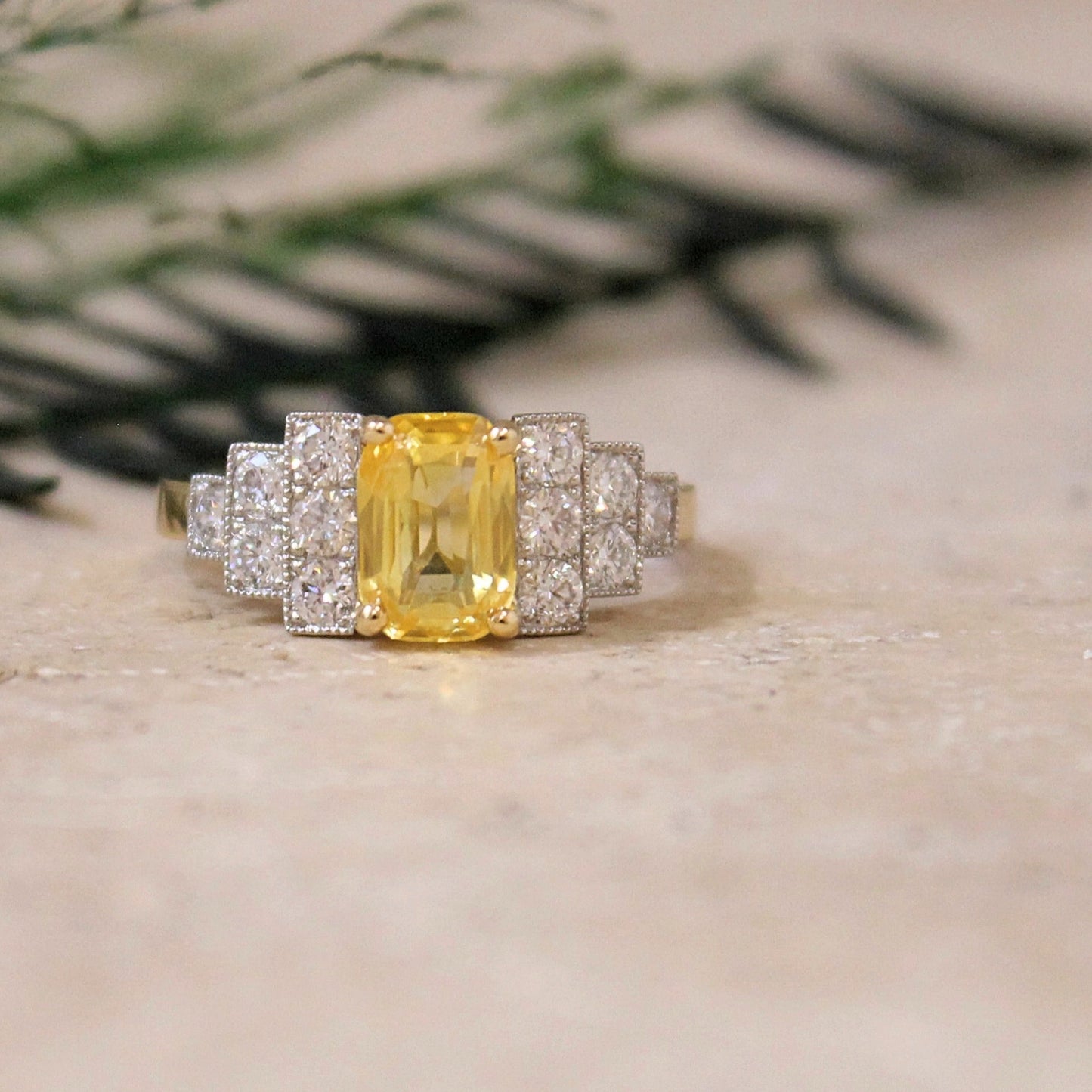 bague esprit art déco avec au centre un saphir jaune taille ovale et une descente de diamants en escaliers