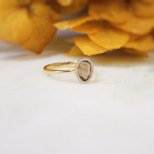 bague fine et moderne avec pierre de quartz fumé et un entourage de diamants