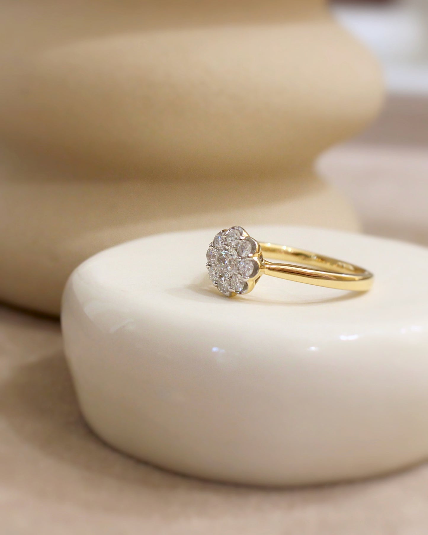 bague fleur sertie de diamants sur une monture en or jaune