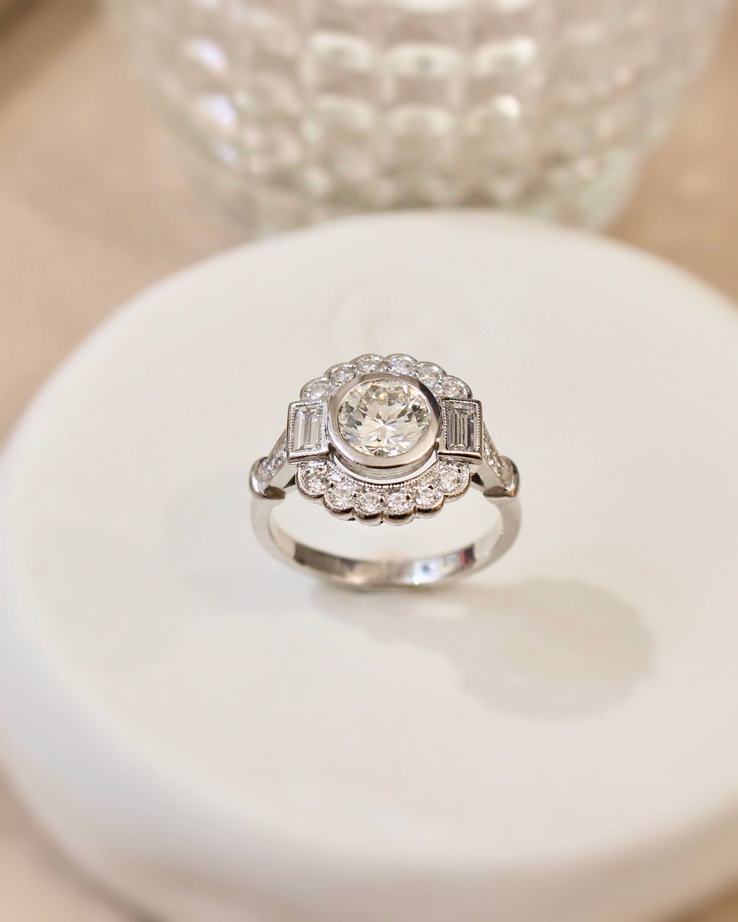 bague inspiration art déco avec au centre un diamant de plus de 1 carat - épaulage diamants baguette et entourage diamants taille brillant
