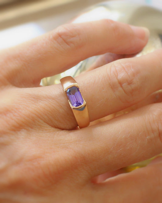 bague jonc or rose - saphir violet taille rectangle- bague pour femme style jonc moderne