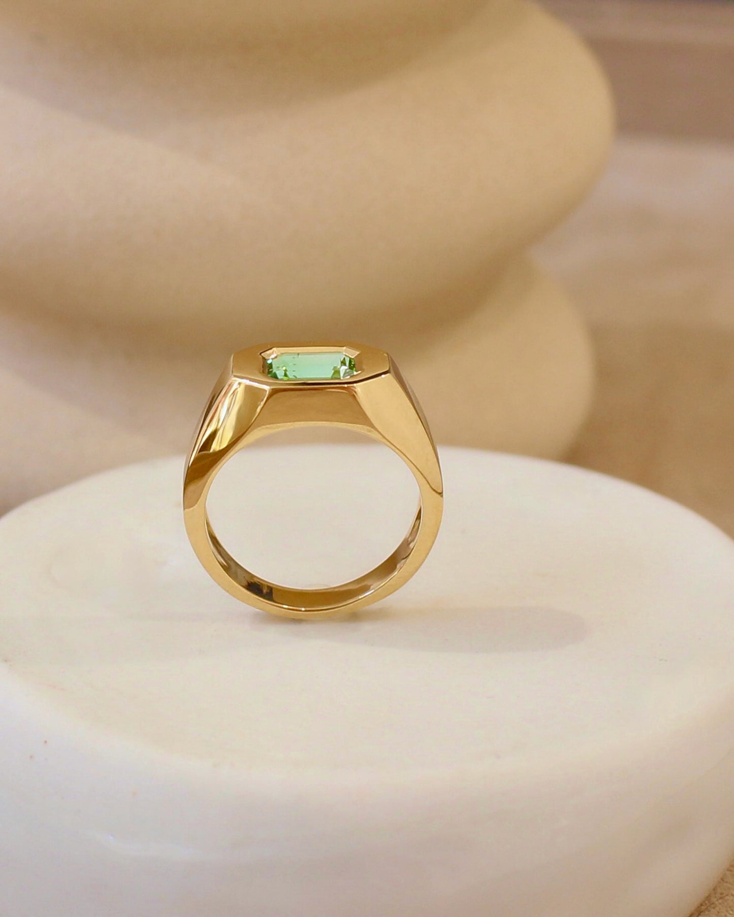 bague jonc rectangulaire avec une tourmaline verte taille rectangle- or jaune 18