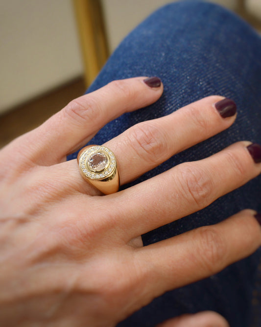bague jonc saphir pêche entourage diamants-monture en or jaune 18k