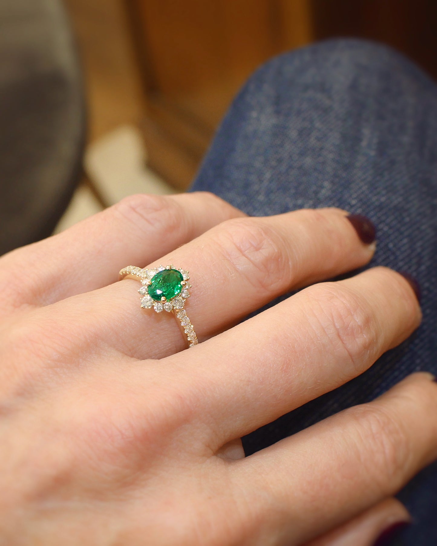 bague marguerite émeraude taille ovale et diamants sur une monture en or jaune