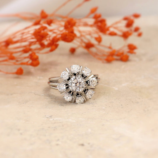 bague marguerite vintage ornée de diamants sur une monture en or blanc 18K