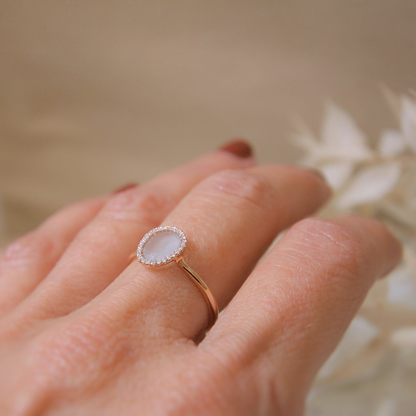 modèle photo portée de la bague aigue marine milky et son halo de diamants