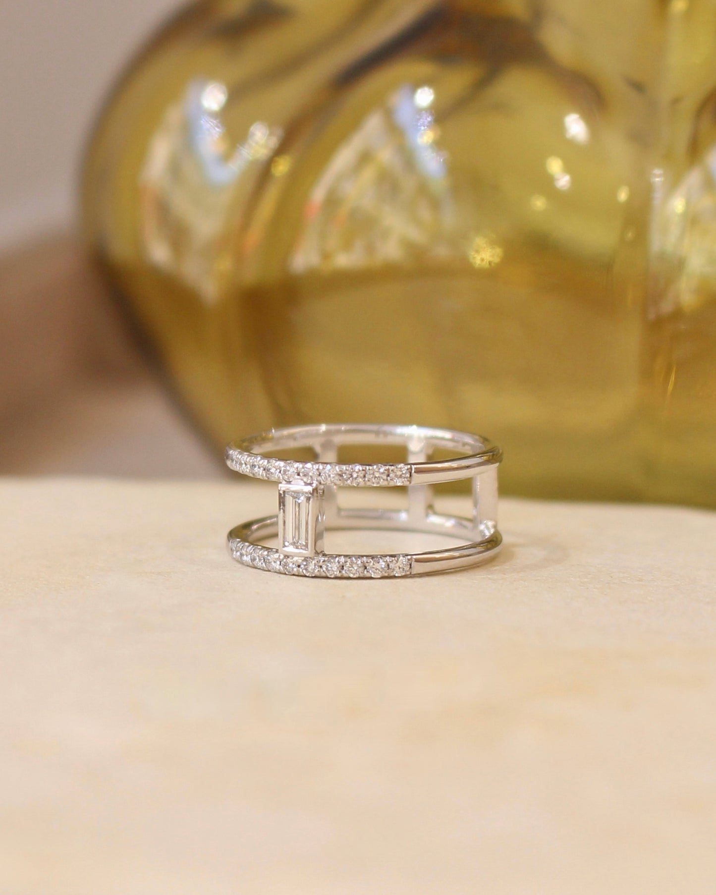 bague diamant baguette avec deux anneau en or blanc pavé de diamants