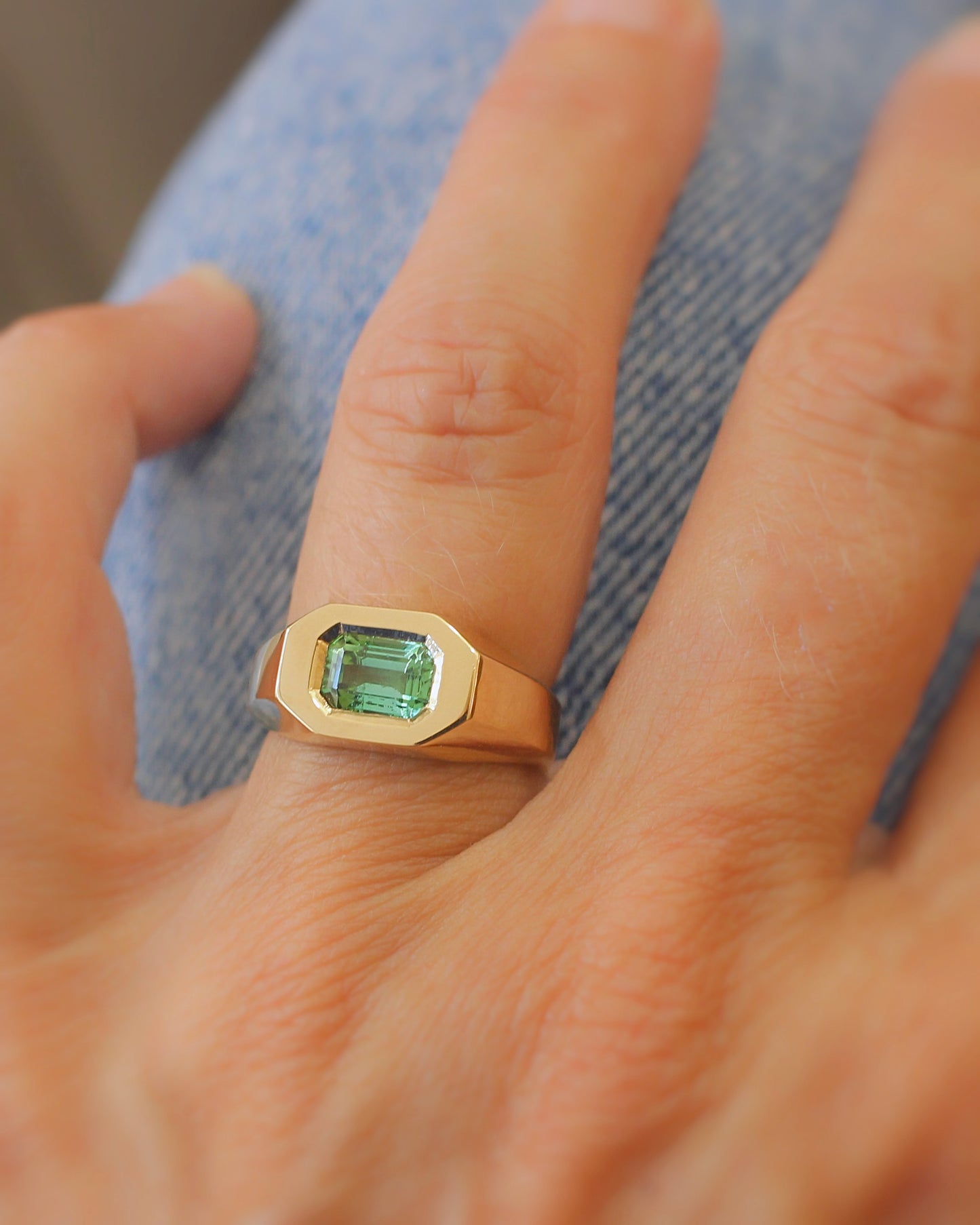 bague moderne style chevalière-or jaune et tourmaline verte taille rectangle