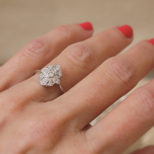 bague d'inspiration art déco en or blanc et diamants