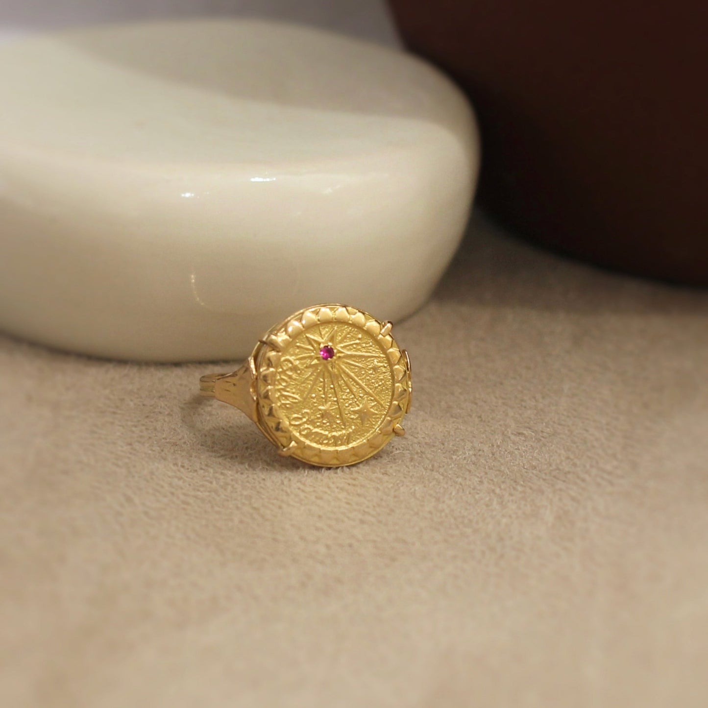 bague ancienne ornée d'une médaille amour et d'un rubis