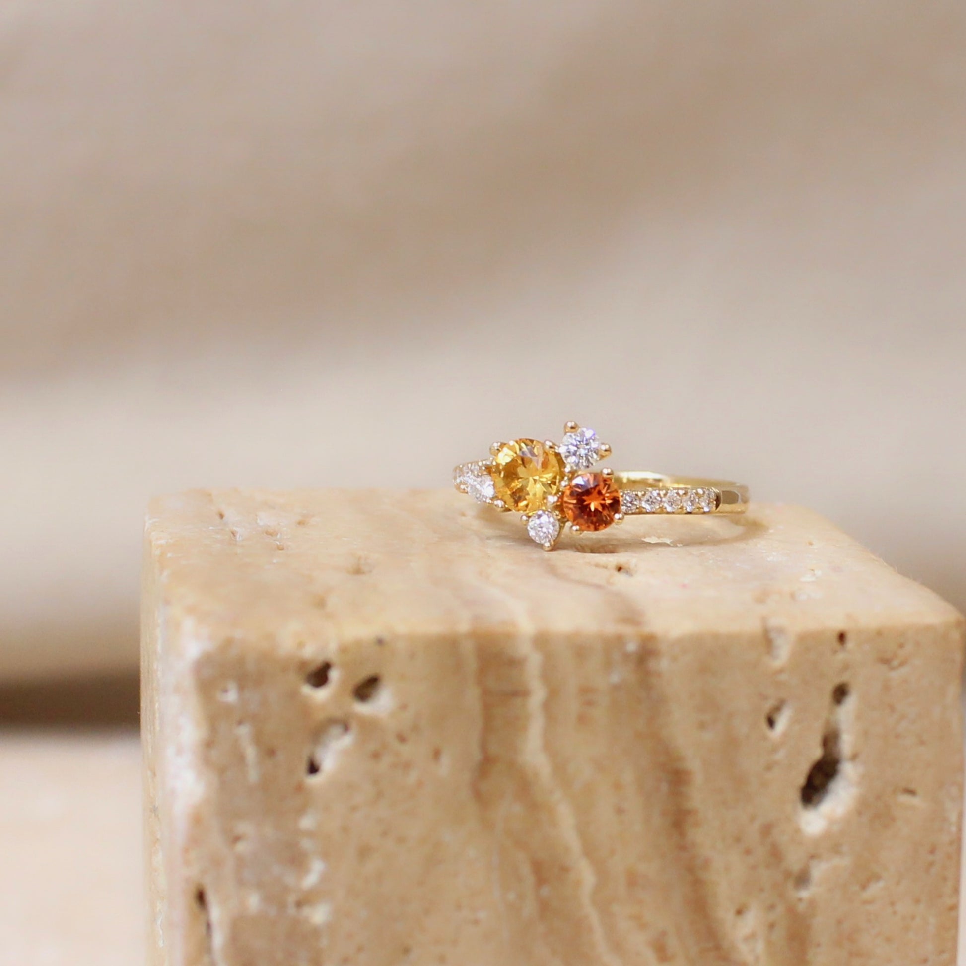 bague pour femme en saphirs et diamants sur or jaune- bague de fiançailles