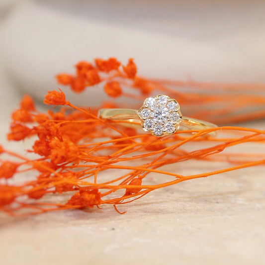 Bague de fiançailles ornée de 9 diamants formant une petite fleur sur une monture en or jaune