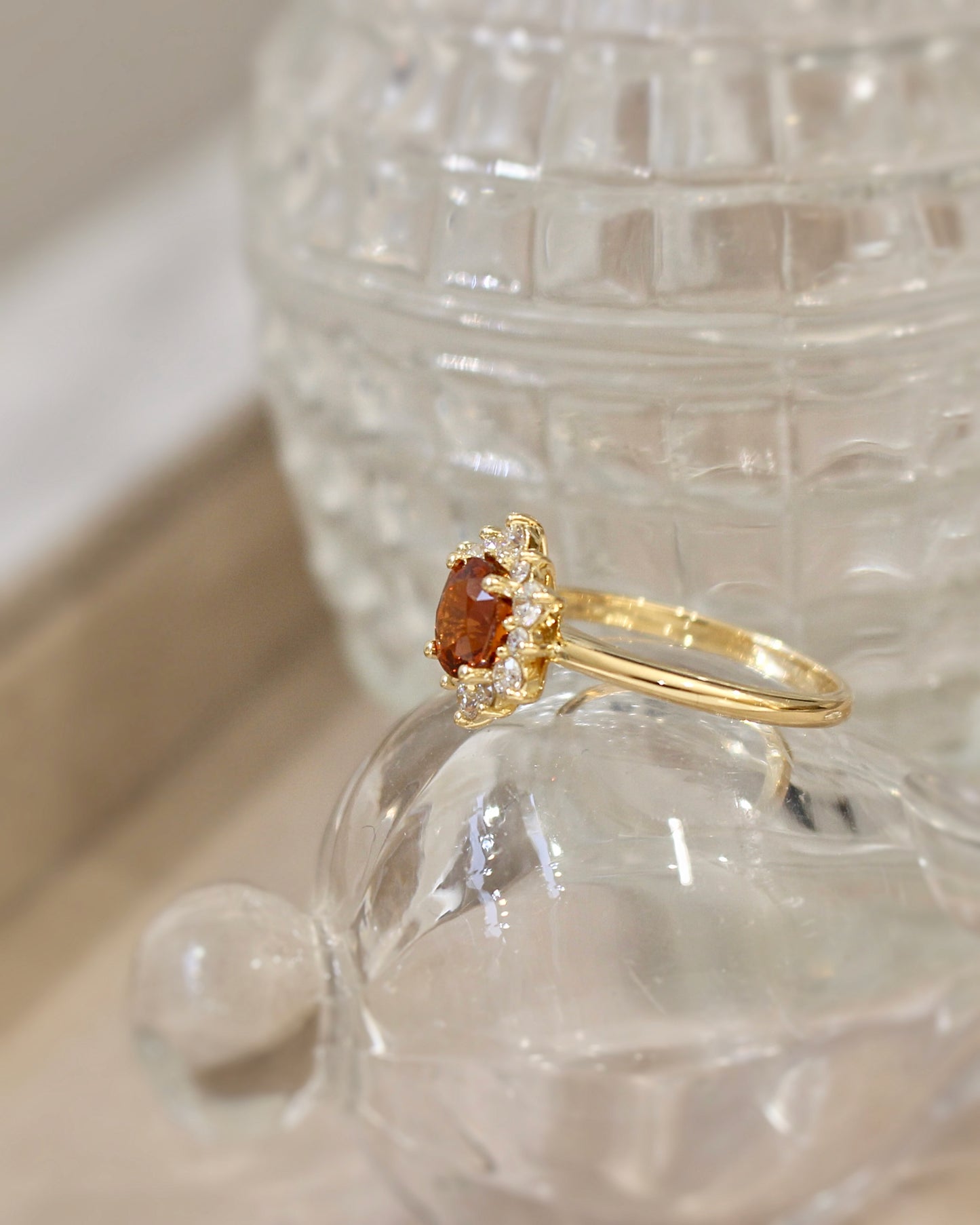 vue de coté bague pierre grenat spessartite et diamants