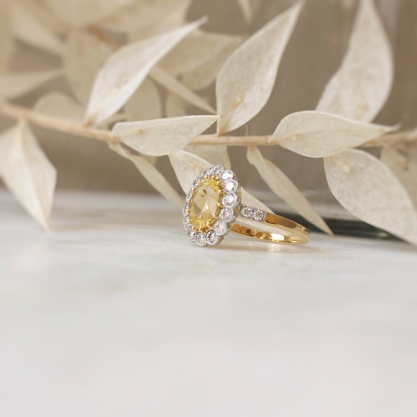 bague pompadour saphir jaune taille ovale et diamants taille brillant