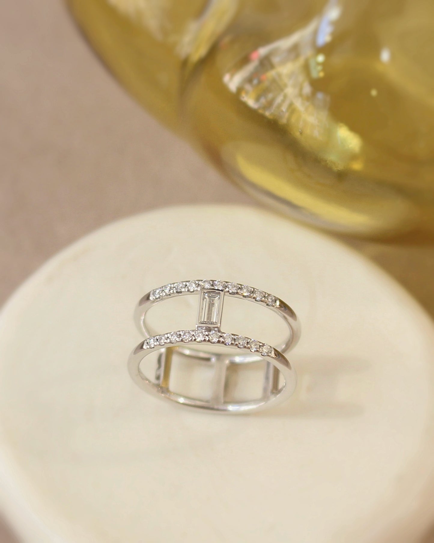 bague pour femme - diamant baguette au centre et deux anneaux sertis de diamants taille brillant.