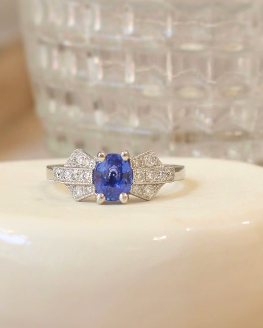bague saphir et diamants sur platine dans le style Art Déco