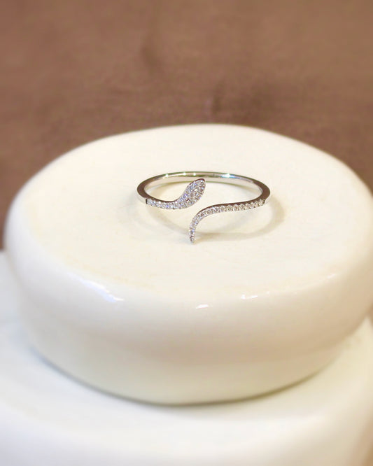 bague serpent pavées de diamants sur une monture en or blanc 18k