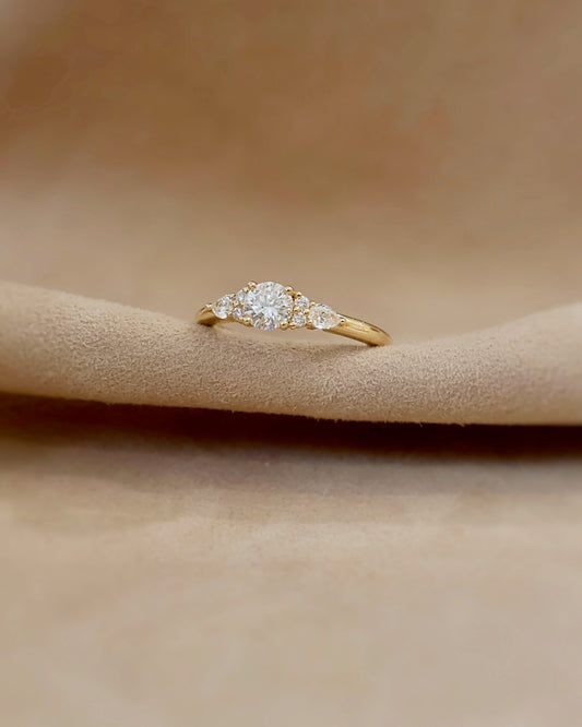 bague solitaire accompagne de diamants taille brillant et diamants taille poire-monture en or jaune 18k