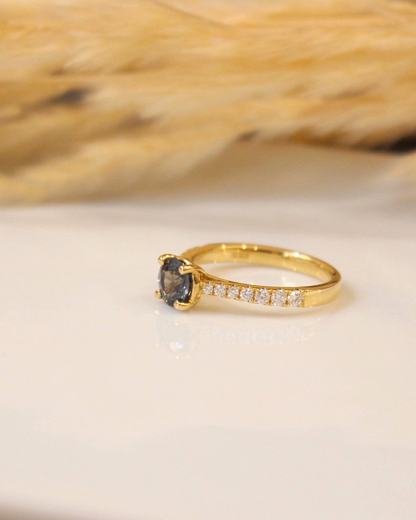 bague spinelle bleu et diamants sur une monture en or jaune