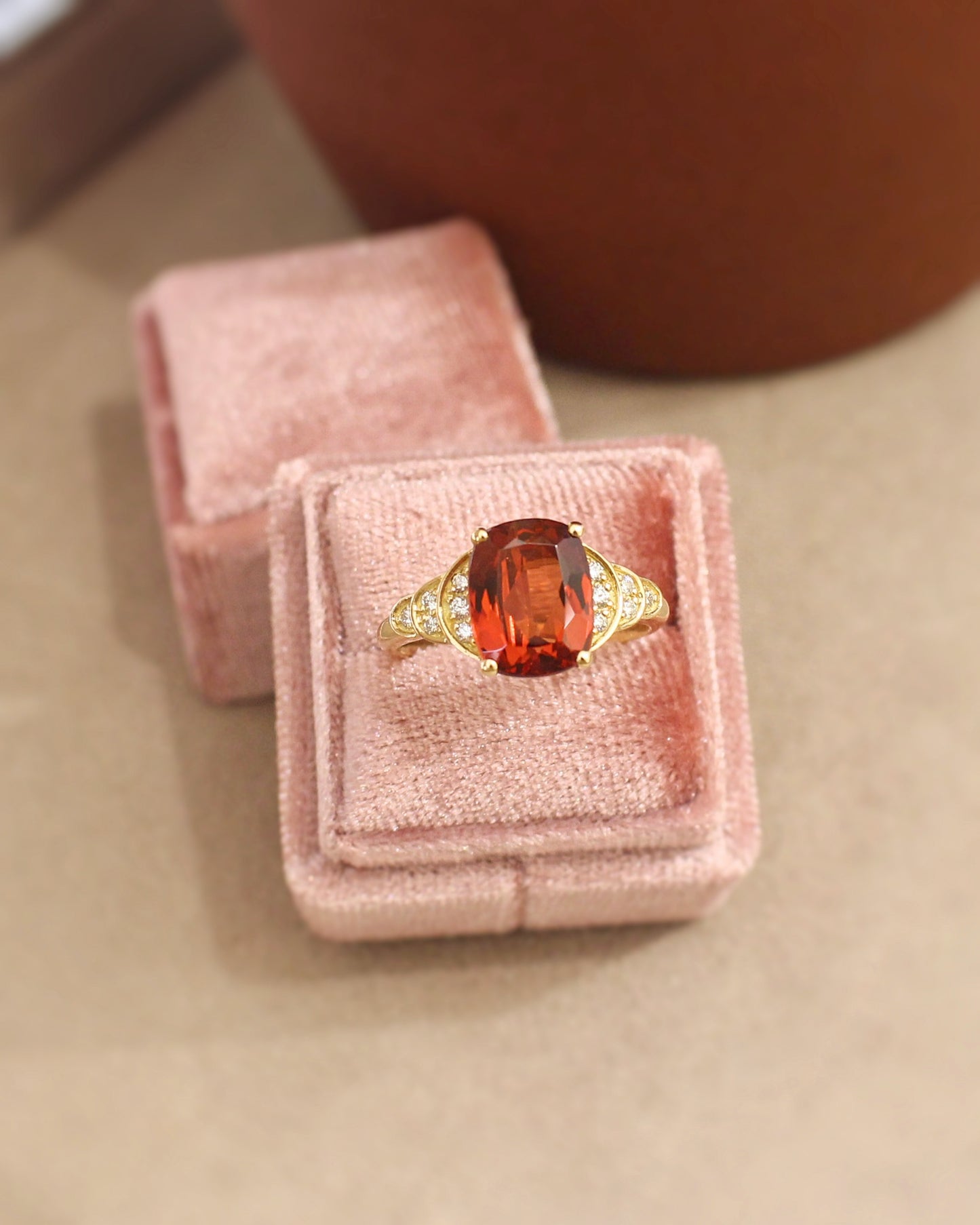 bague style Art Déco - grenat spessartite et diamants- or jaune 18k
