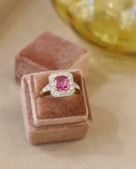 bague style art déco avec un saphir rose et un entourage de diamants - monture en or jaune et platine