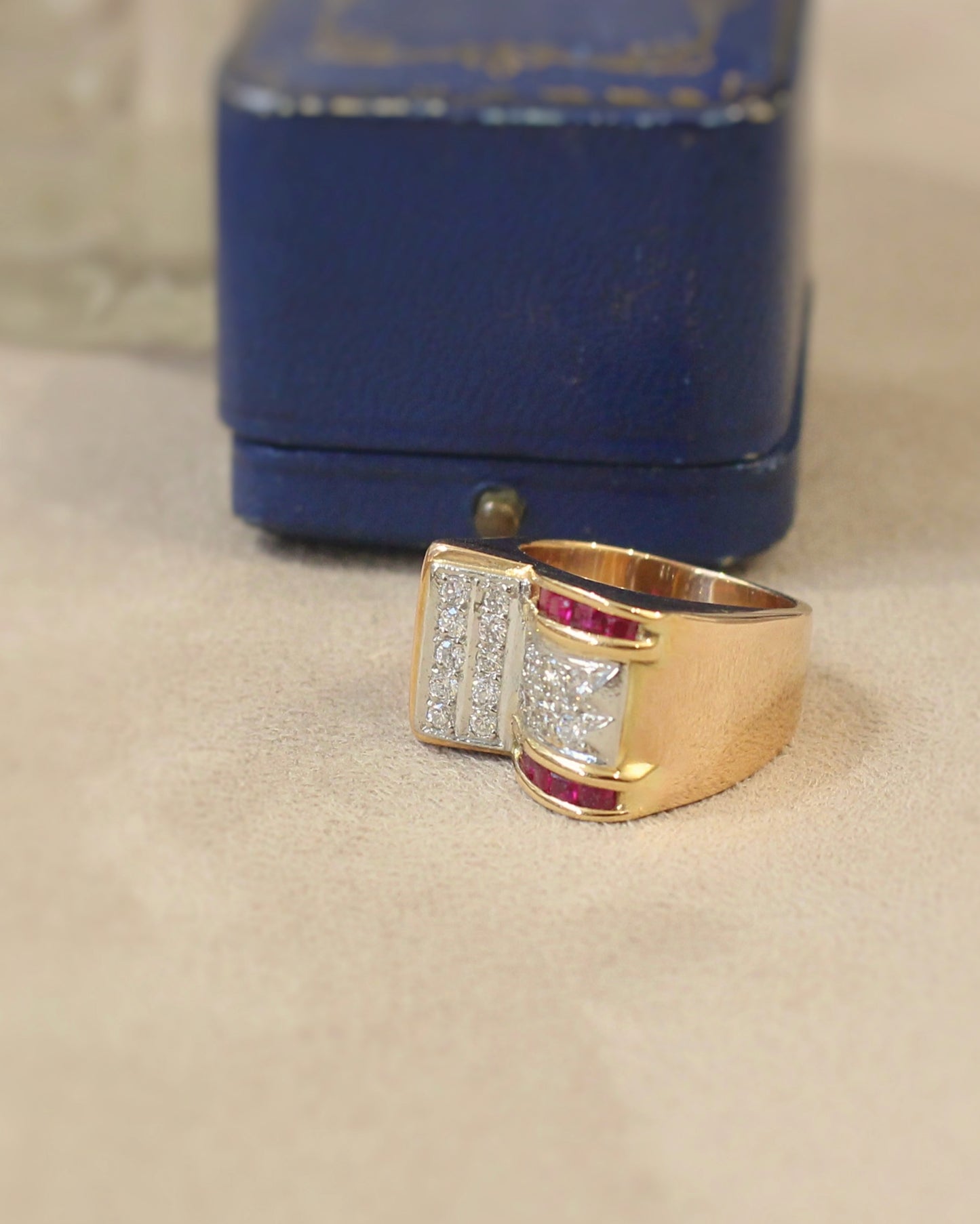 Bague Tank asymétrique rubis calibrés et diamants