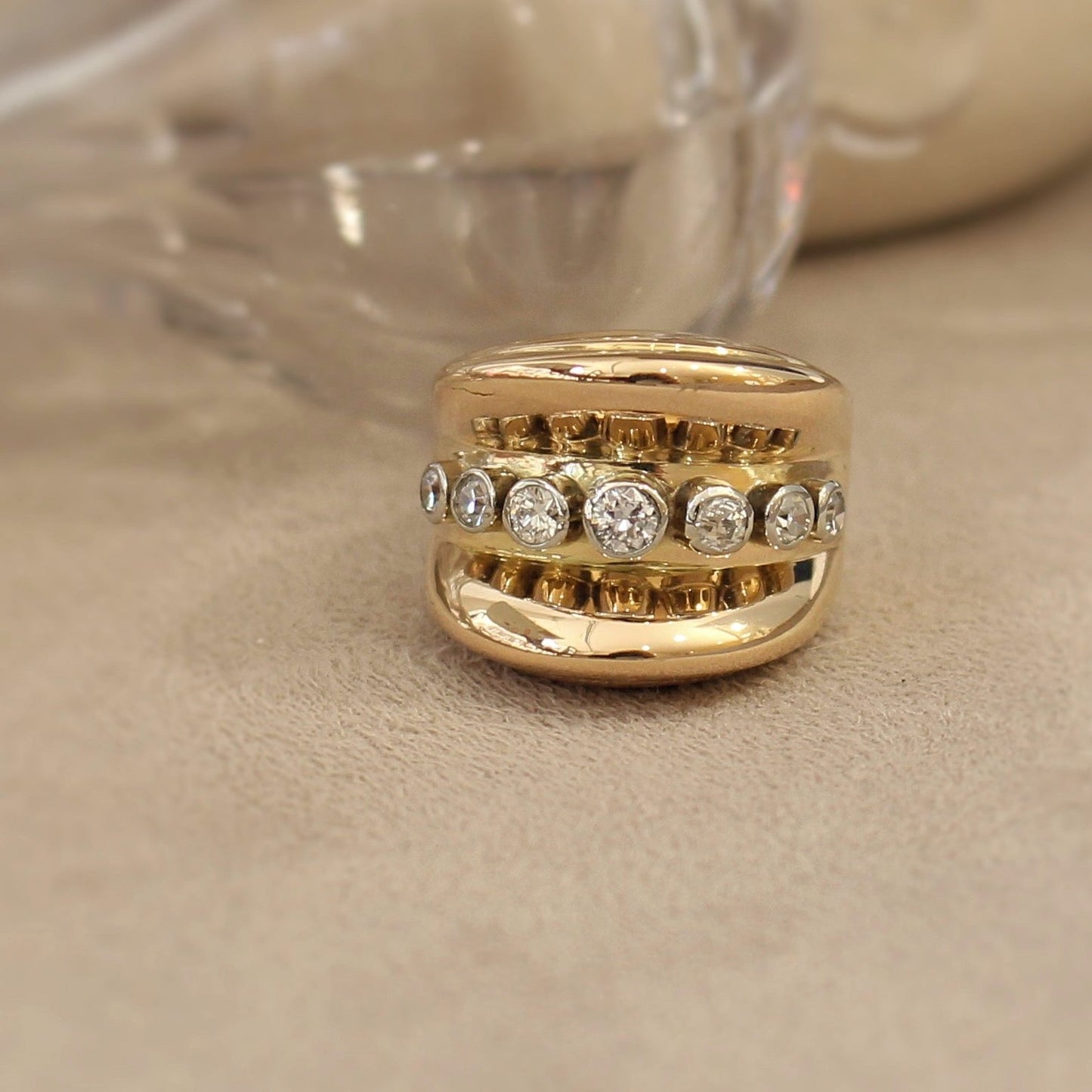 bague ancienne des annés 40-or jaune et ligne de diamants.