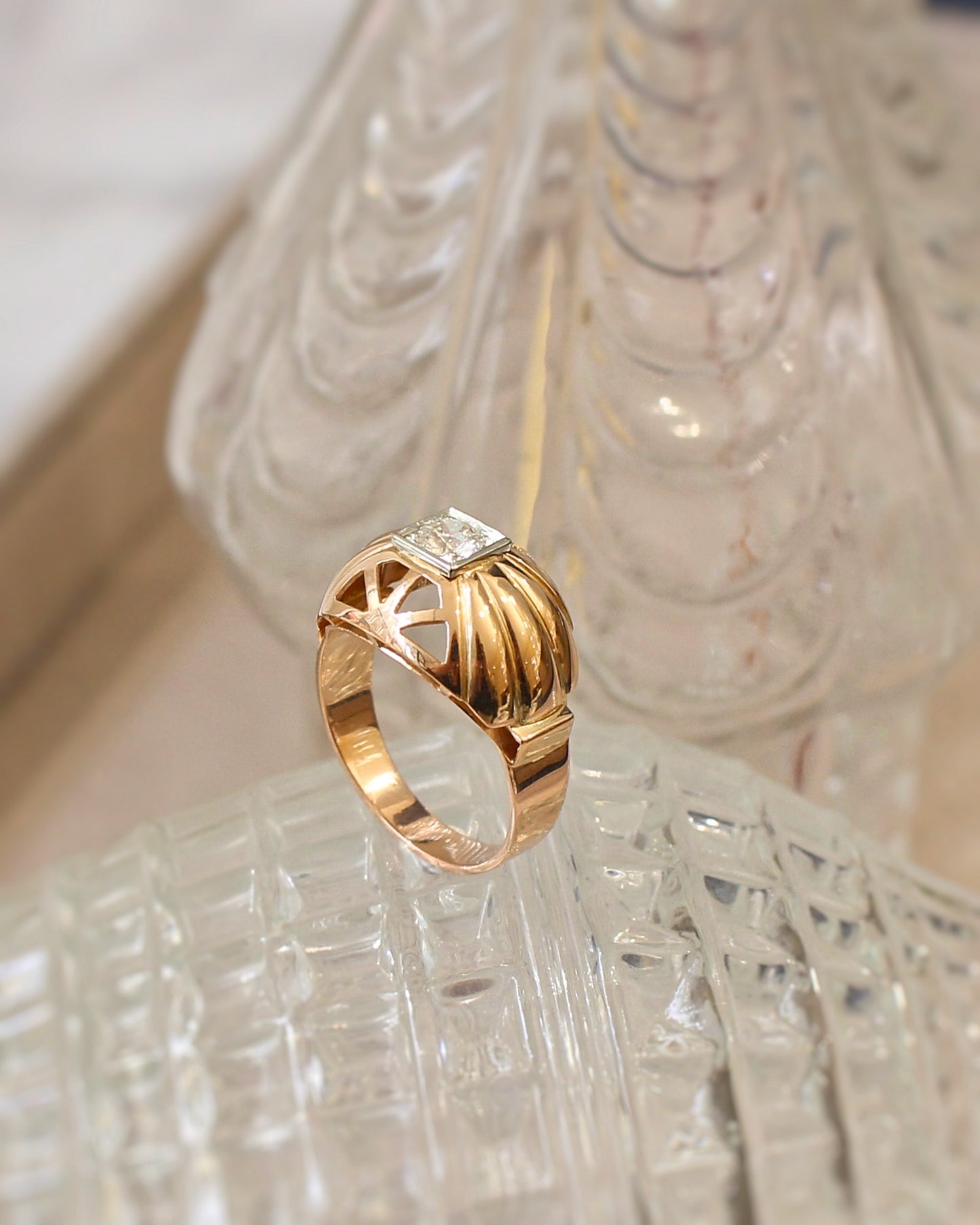 bague tank vers 1940-or et diamant-motifs godronnés