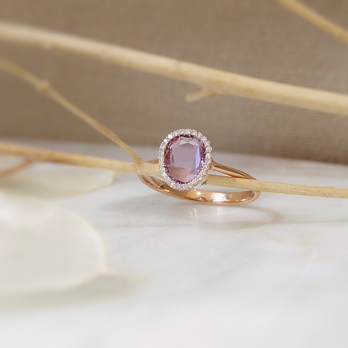 Bague Améthyste facettée et son halo de diamants sur or rose