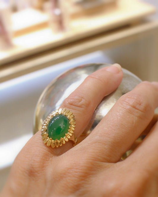 bague vintage en or jaune - cabochon de chrysoprase entouré de pétales d'or