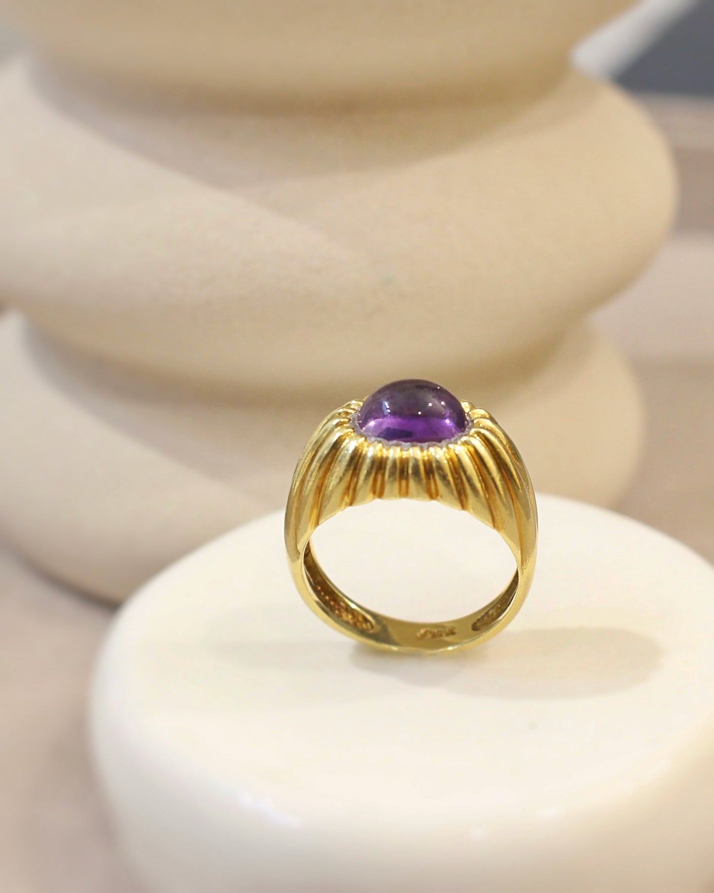 bague pour femme en or jaune avec cabochon d'améthyste - volume et style bague dôme