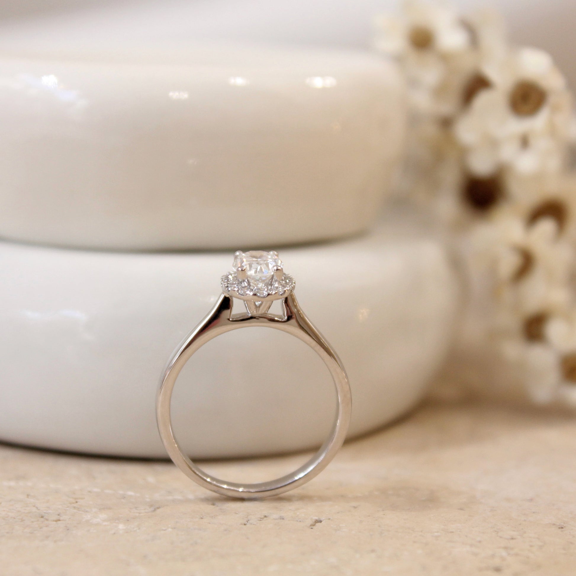 beau solitaire diamant ovale et un halo de diamants d'entourage- bague de fiançailles en or blanc
