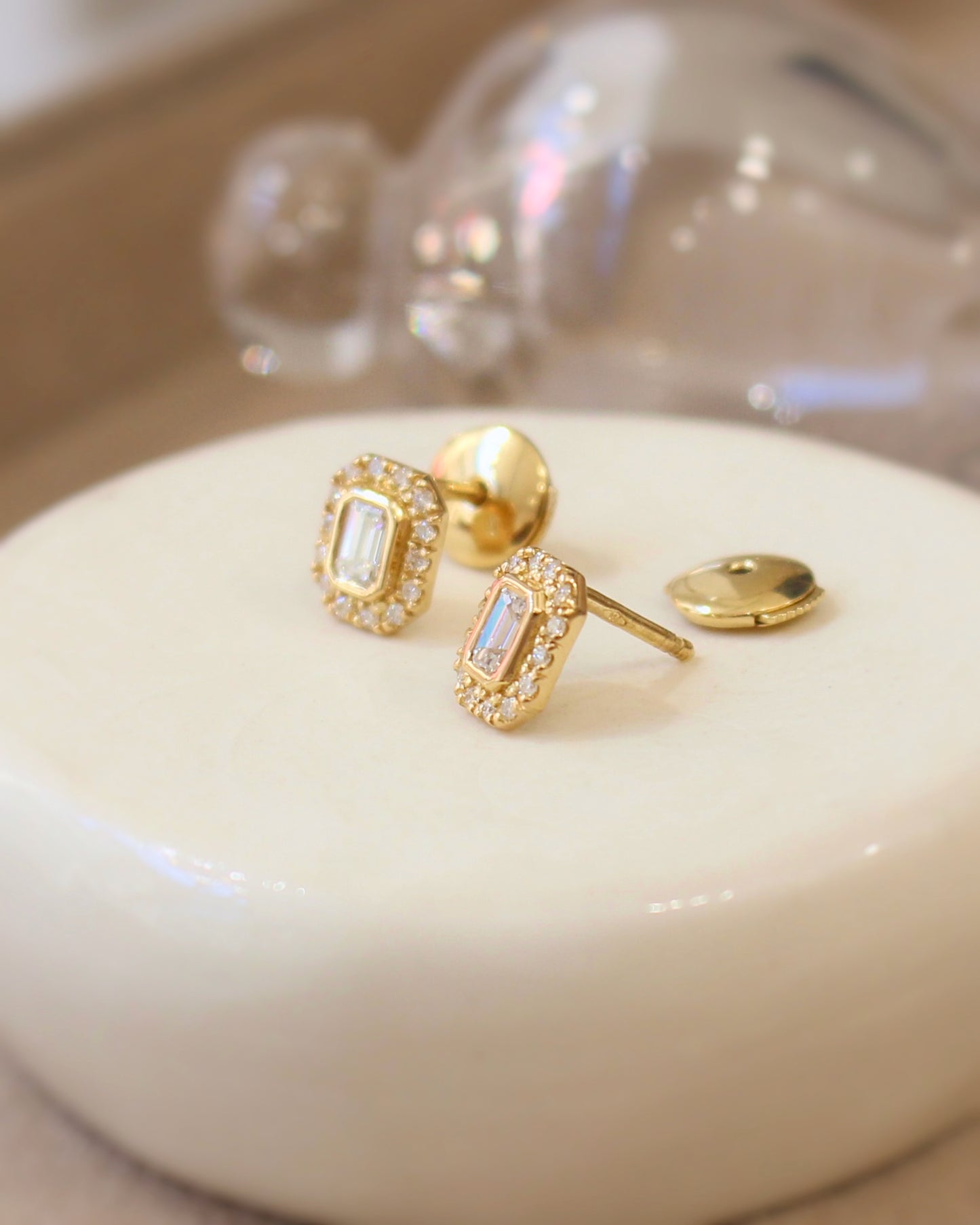 boucles d'oreilles diamants taille émeraude entourage diamants taille brillant- monture en or jaune 1 k