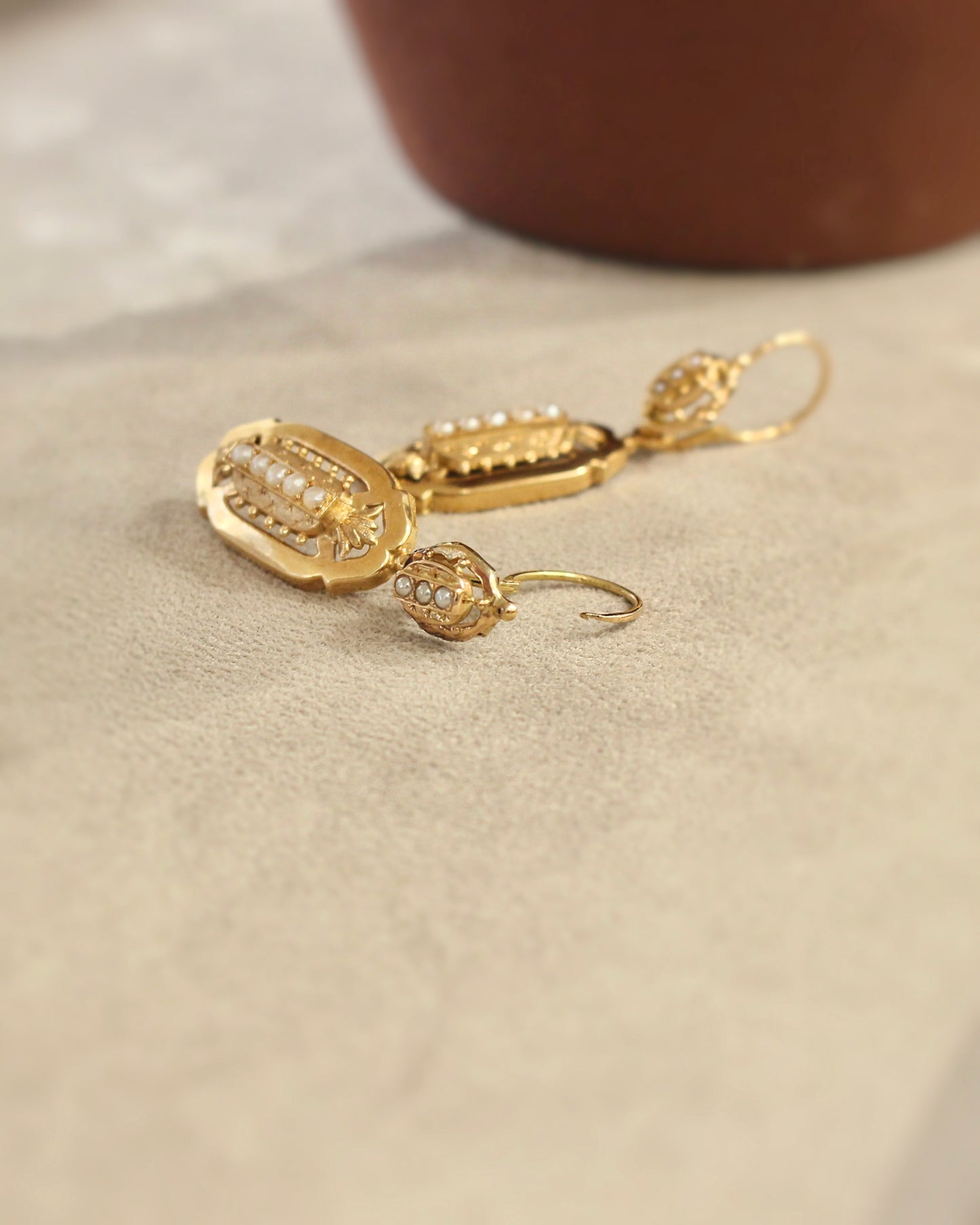 boucles d oreilles dormeuses anciennes en or rose et peres fines