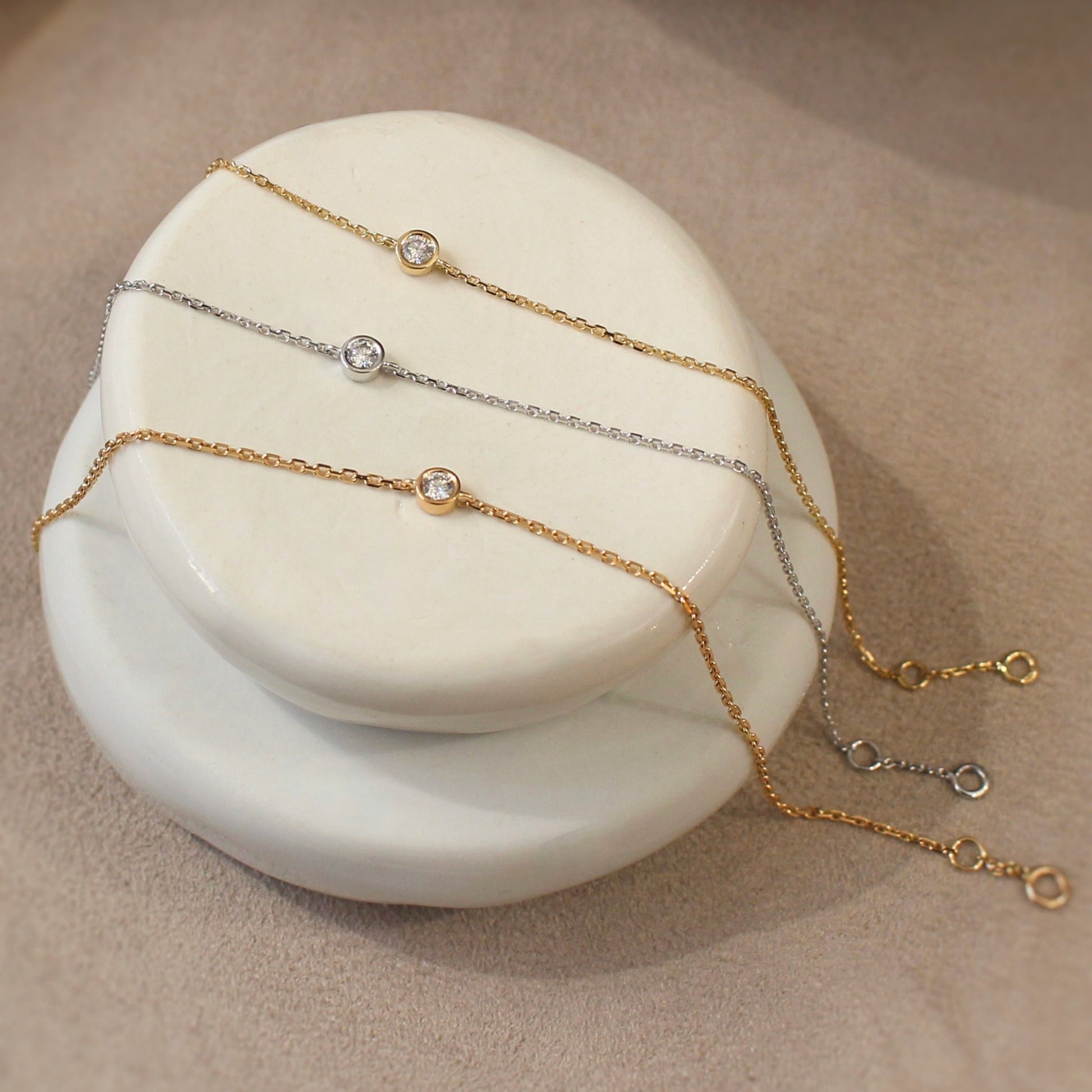 Bracelet solitaire diamant sur or jaune, or rose ou or blanc. diamant serti clos de 0,10 carat