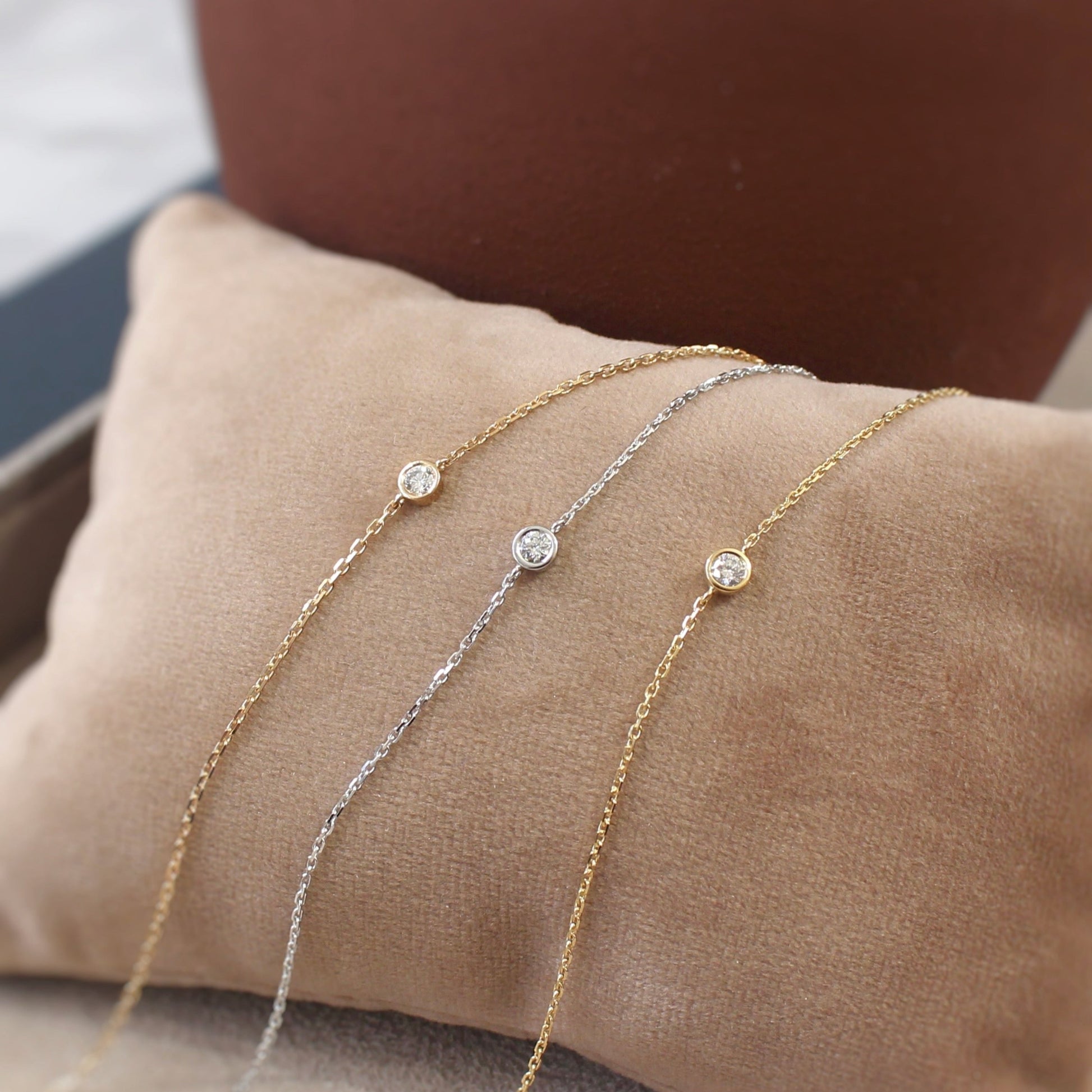 bracelet solitaire diamant serti clos sur chaine en or 18k