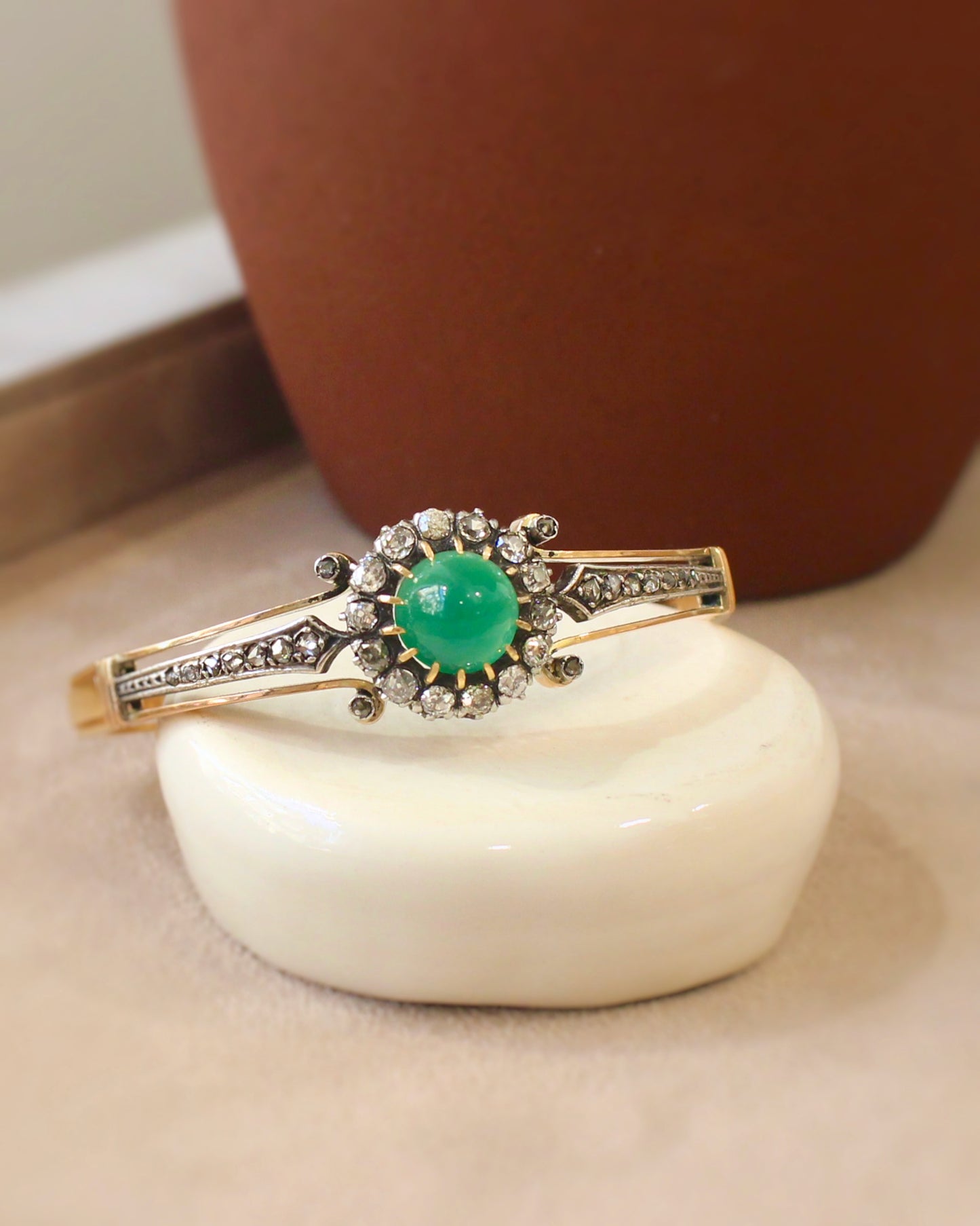 bracelet ancien avec au centre un cabochon de chrysoprase et un entourage de diamants taille ancienne- bracelet ouvrant en or rose et argent