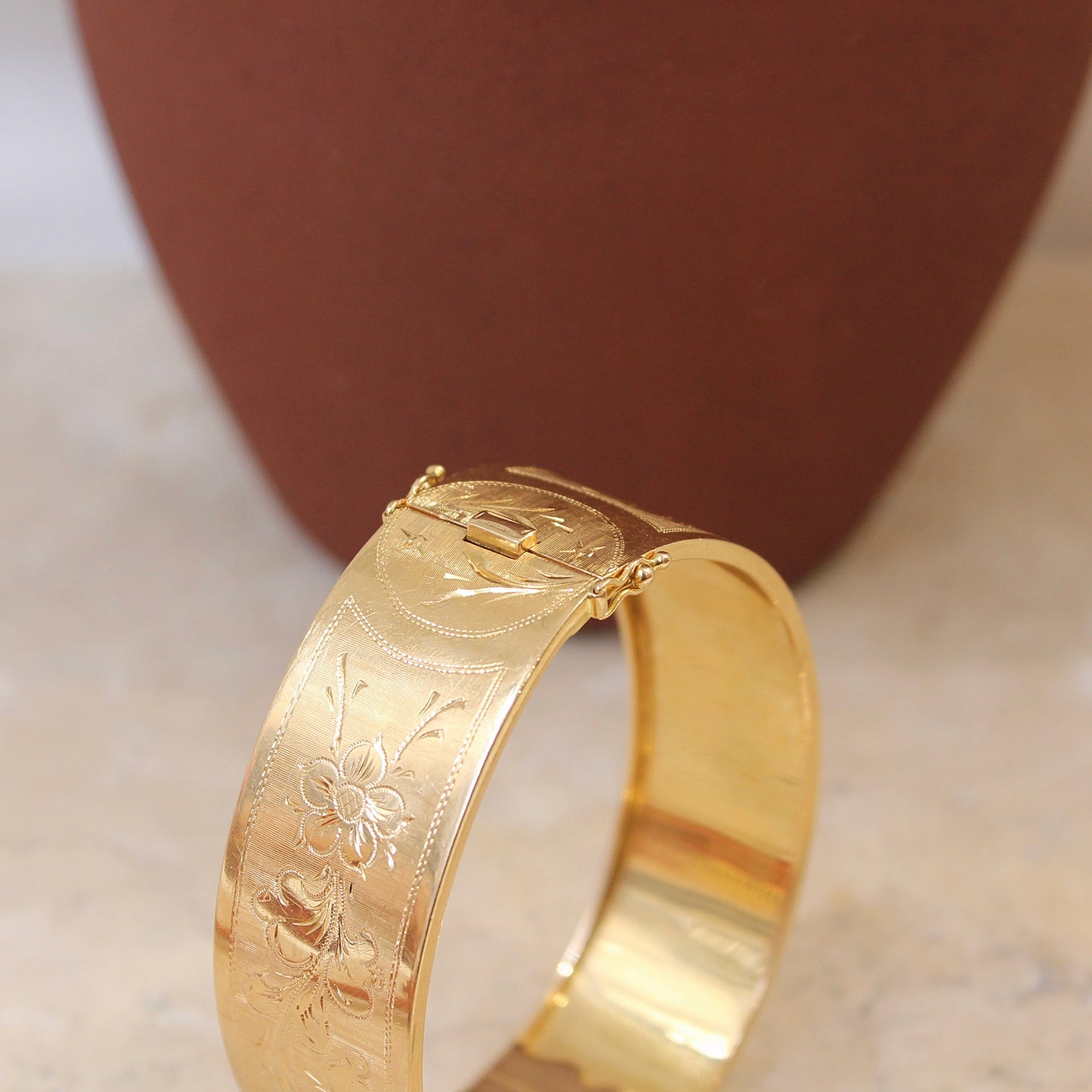 bracelet ancien vers 1910-manchette en or jaune à décor floral-système ouvrant avec fermeture à cliquet