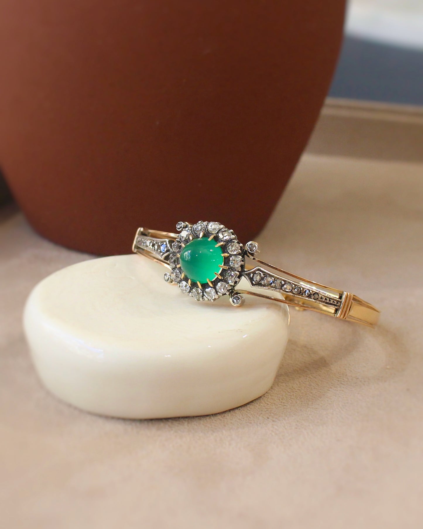 bracelet jonc ouvrant datant du 19ème siècle-cabochon de chrysoprase et diamants