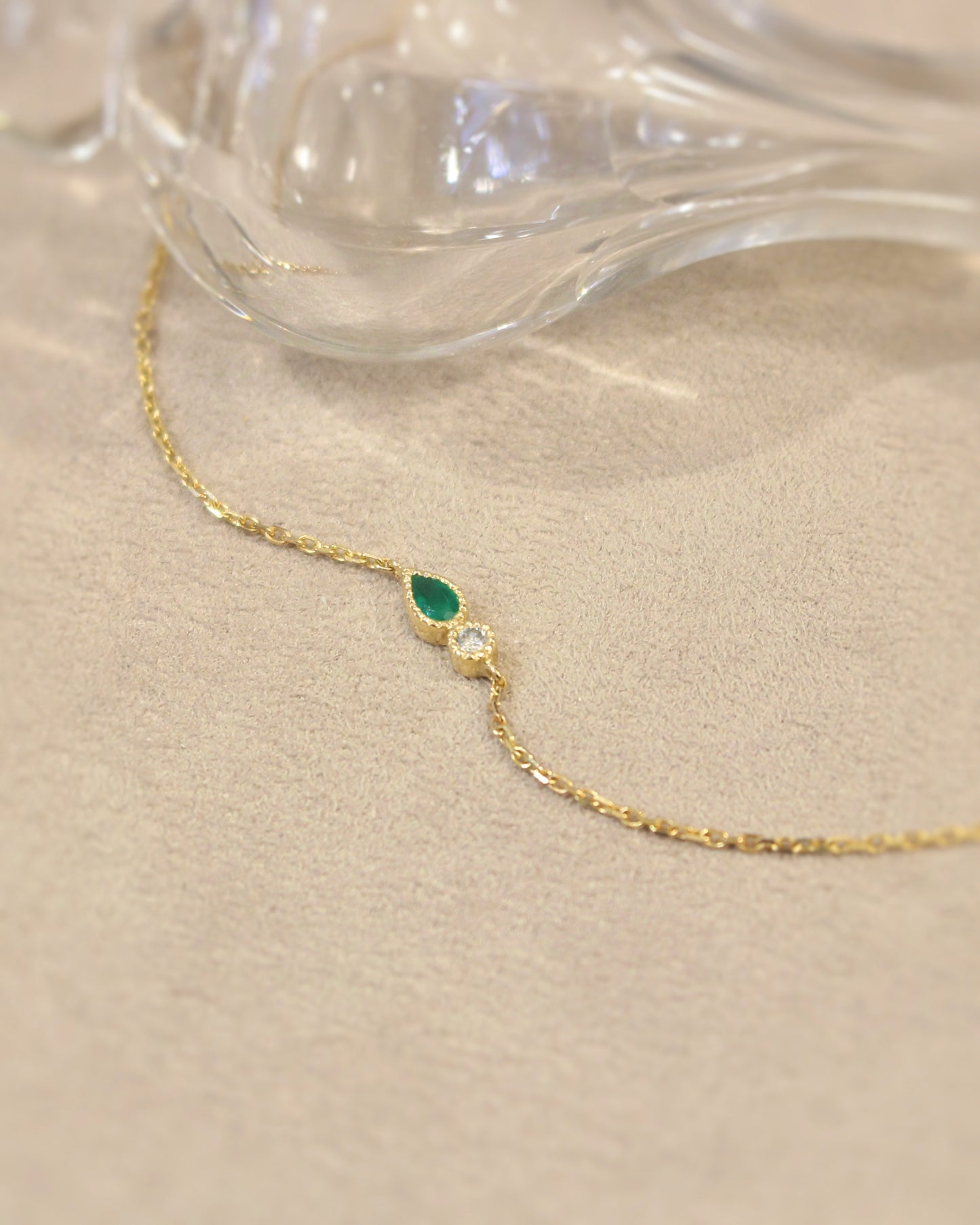 bracelet en or jaune avec émeraude et diamant- serti perlé esprit art déco