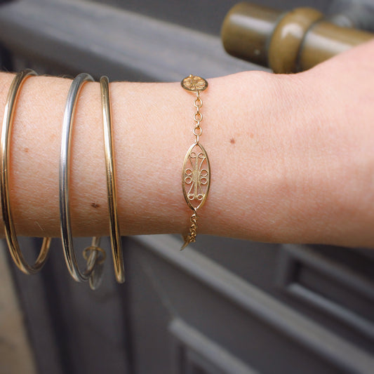 bracelet femme vintage orné de mailles filigranes en or jaune 18K