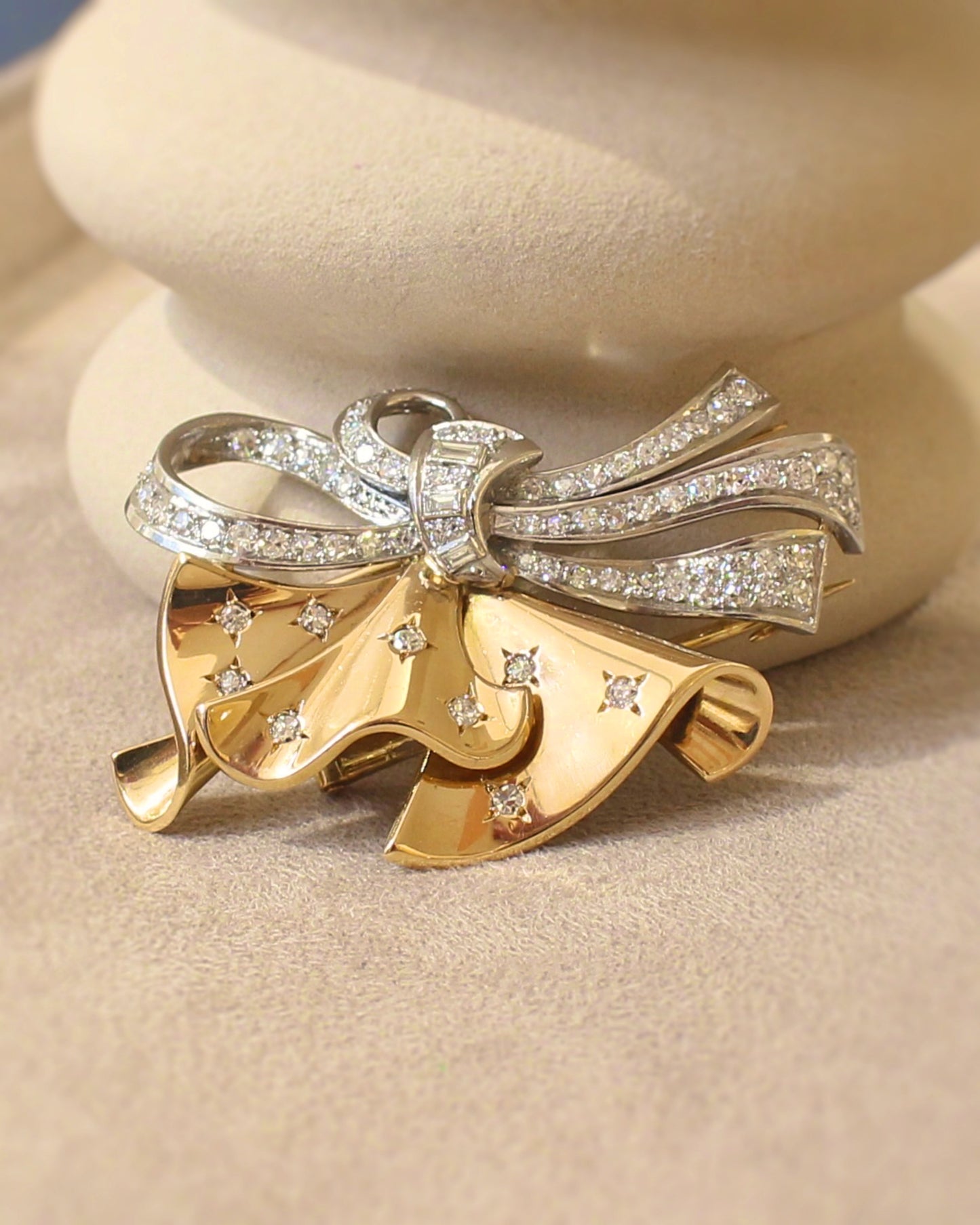 broche ancienne vers 1940 de forme noeud ornée de diamants