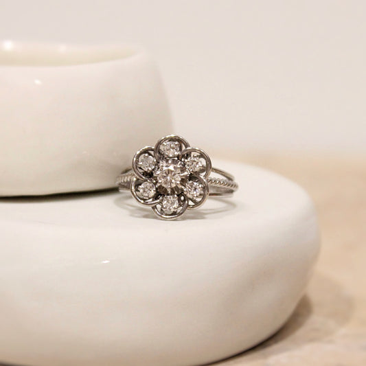 charmante bague ancienne en or blanc et diamants formant une fleur-vers 1960