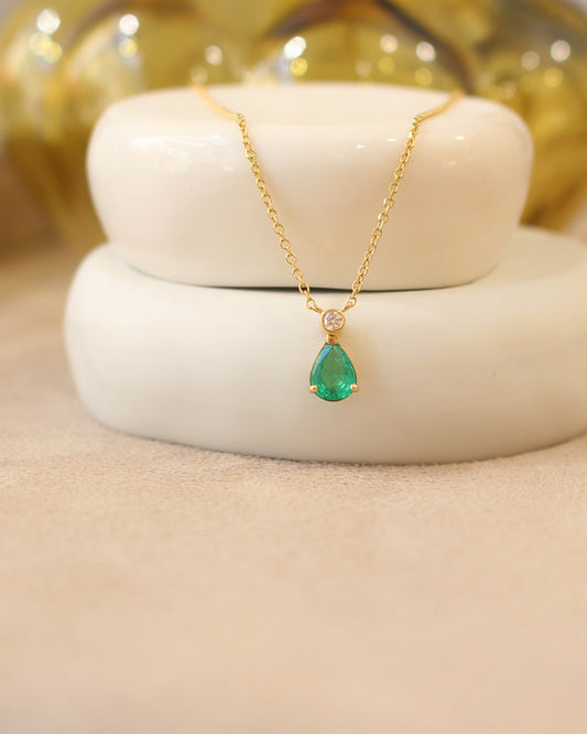collier pendentif en or jaune orné d'une émeraude taille poire et un diamant taille brillant
