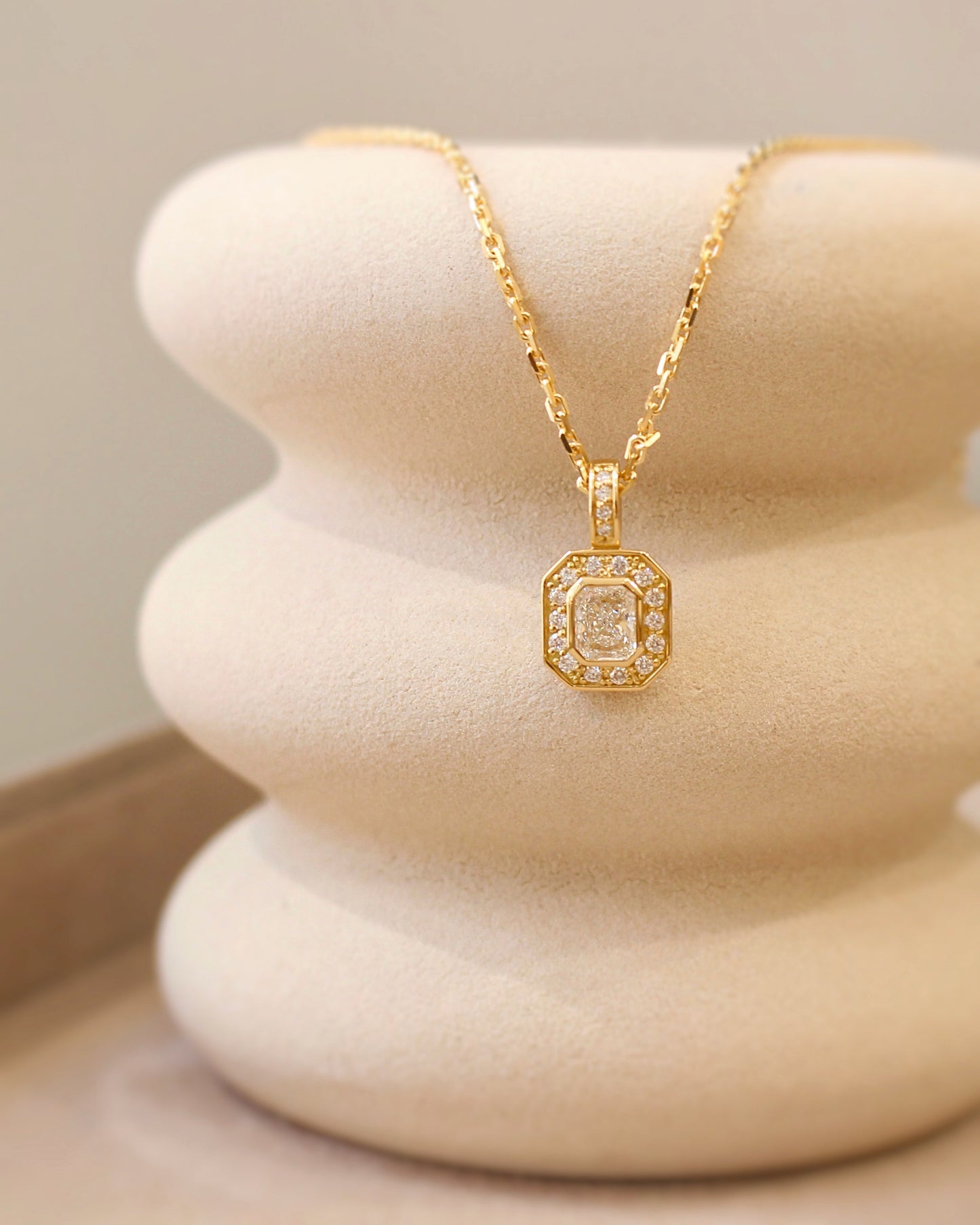 collier en or jaune et diamants esprit Art Déco-diamant taille radiant entourage diamants taille brillant